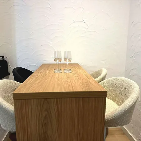 Cozy 1br & Living Near Center