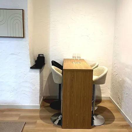 Cozy 1br & Living Near Center شقة *